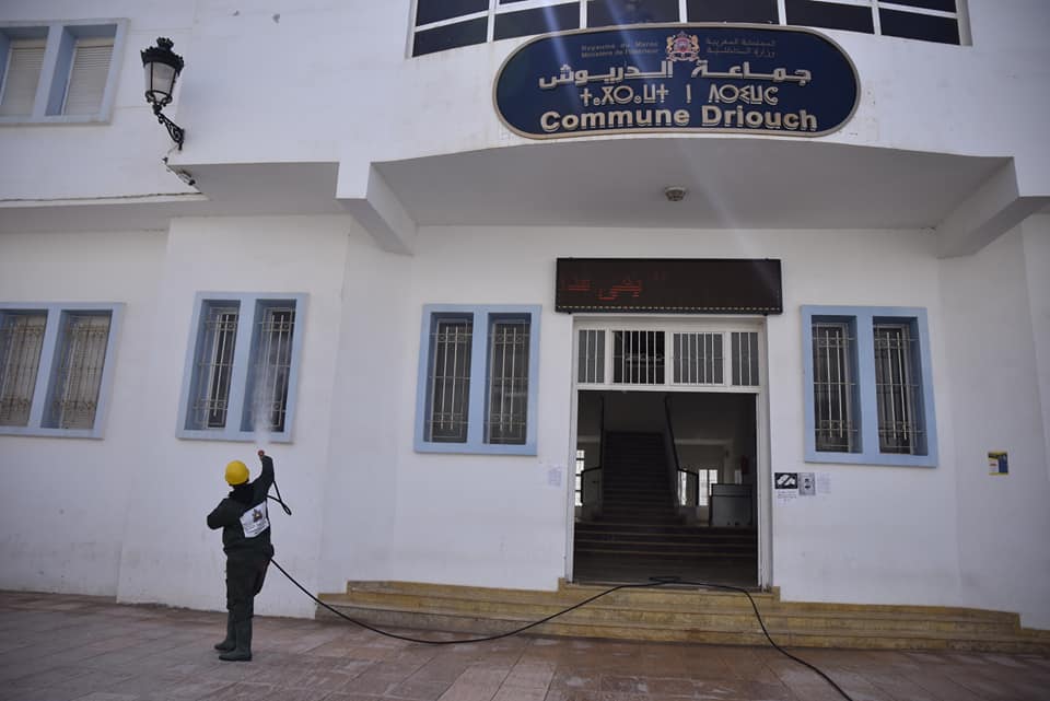 Les équipes du Centre Régional des Secours du Conseil de la Région de l'Oriental procèdent à la désinfection des rues de la commune de Midar – Province de Driouech